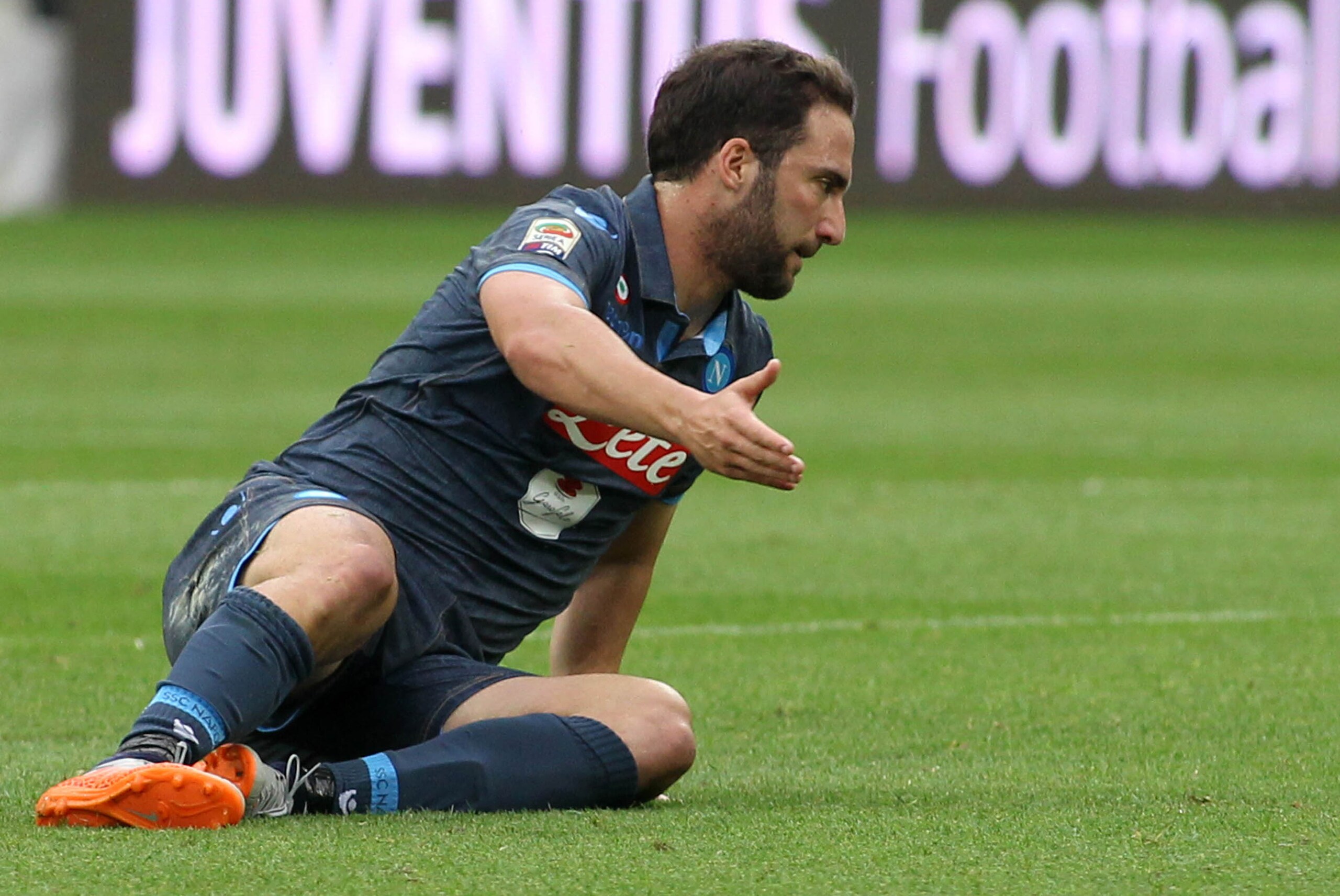 Napoli, Van Gaal si muove per Higuain