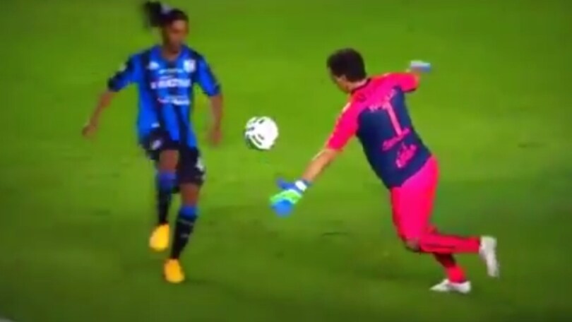 Ronaldinho, un gol geniale! Ma l'arbitro...