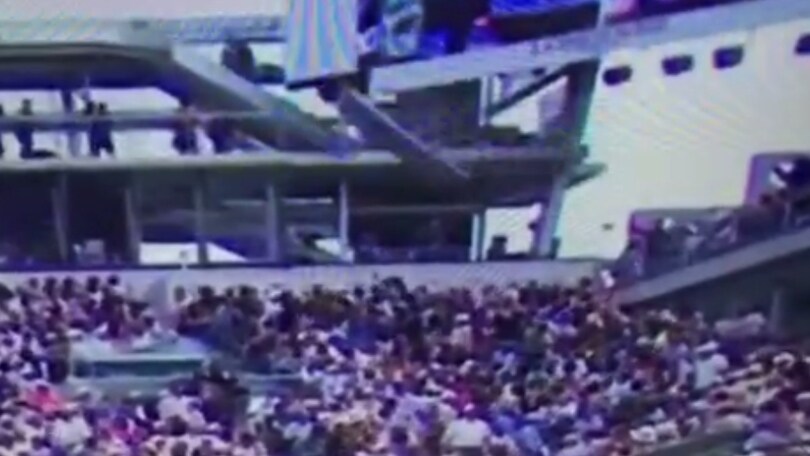 Paura al Roland Garros: pannello cade sul pubblico