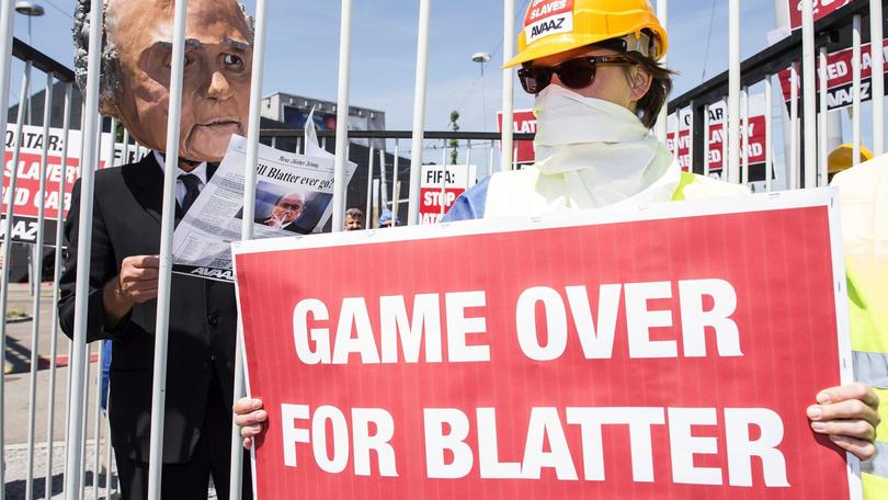 Lascia il "dittatore" Blatter, la giostra non gira più