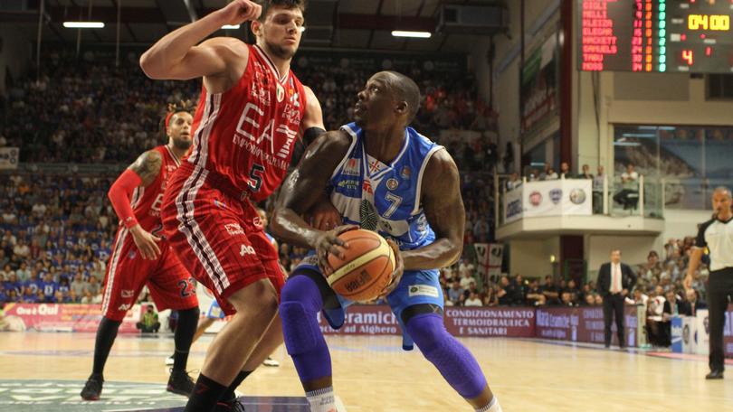 Lawal meglio di Samuels, ora Sassari fa paura: 2-1
