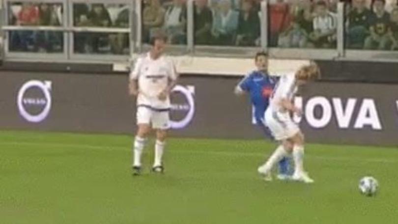 Partita del cuore: Nedved reagisce male al tunnel di Moreno
