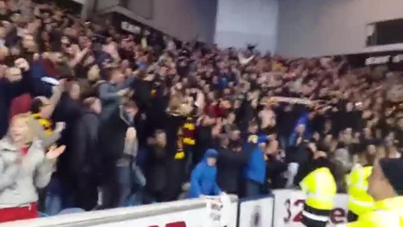 I tifosi del Motherwell cantano "Twist and Shout"
