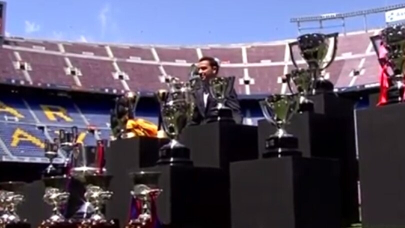 Xavi in campo con tutti i trofei vinti