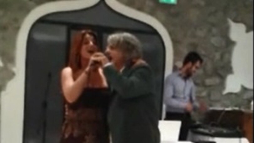 Show di Ferrero ad Amalfi: canta 'O surdato 'nnammurato