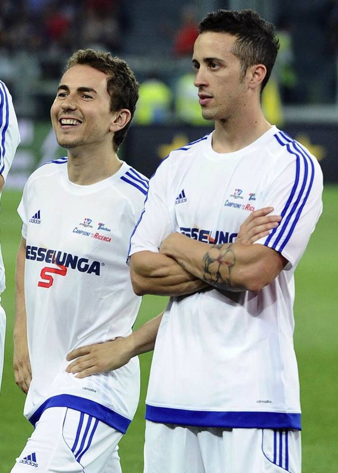 Lorenzo e Dovizioso: calciatori per la ricerca