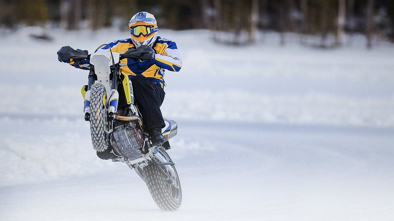 Husqvarna 701 Supermoto: spettacolo sul ghiaccio (video)