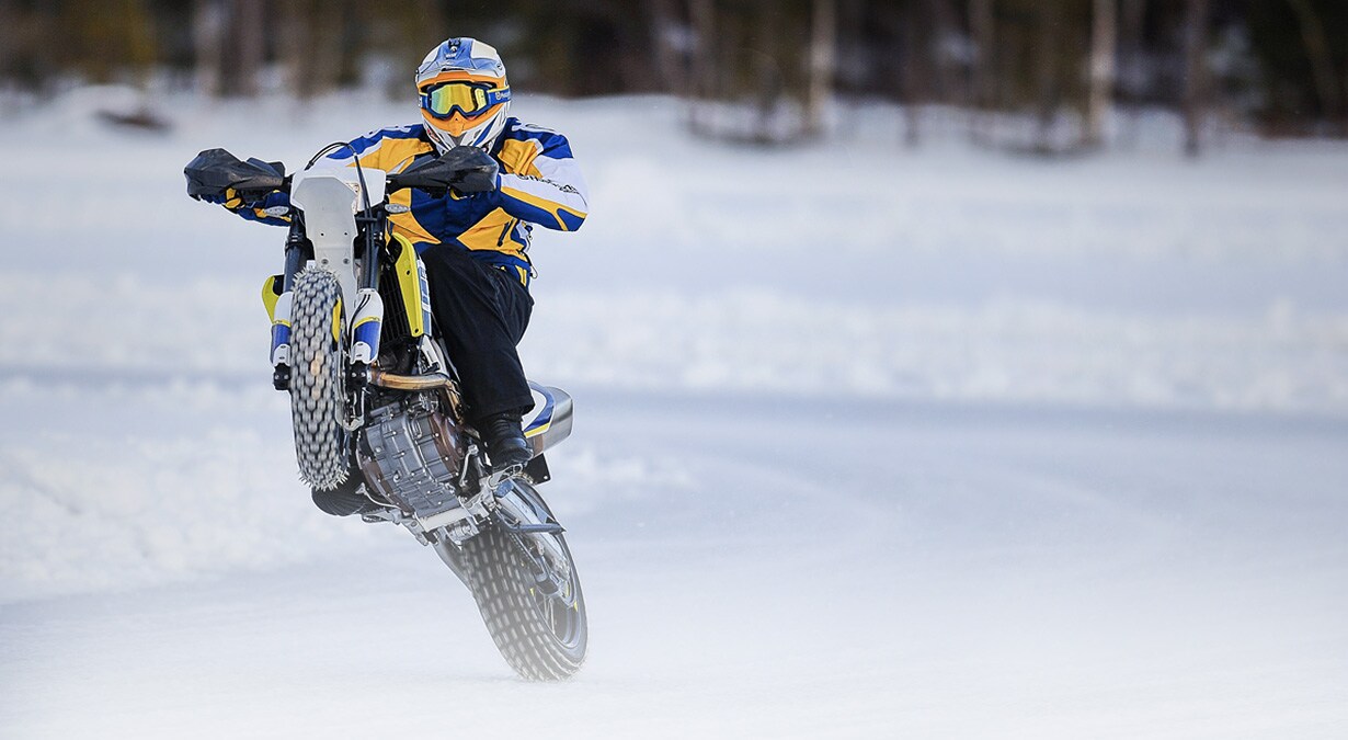 Husqvarna 701 Supermoto balla sul ghiaccio