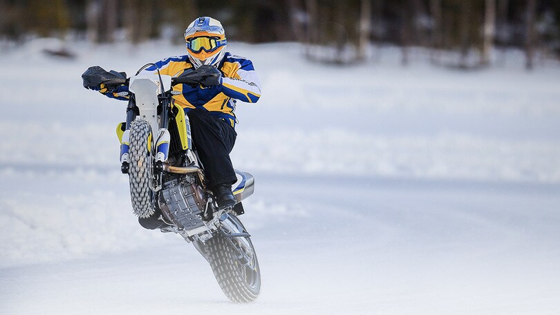 Husqvarna 701 Supermoto balla sul ghiaccio