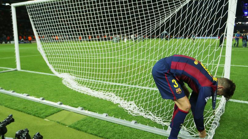 Barcellona, Piqué si porta via la rete della porta