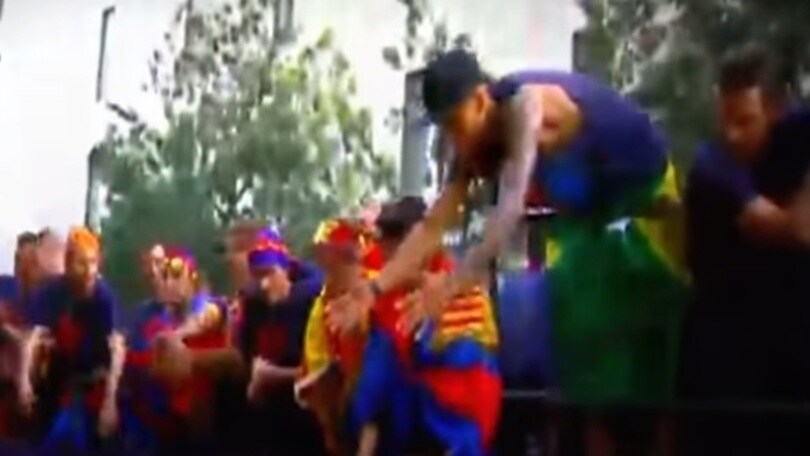 Tifoso lancia hamburger, Neymar se lo mangia!