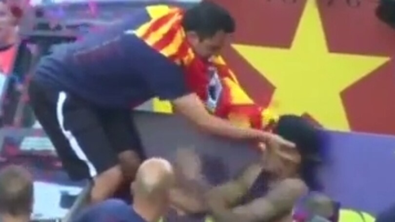 Xavi ma che fai? Manata in faccia a Neymar