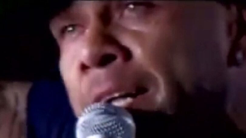Dani Alves in lacrime saluta il Barcellona