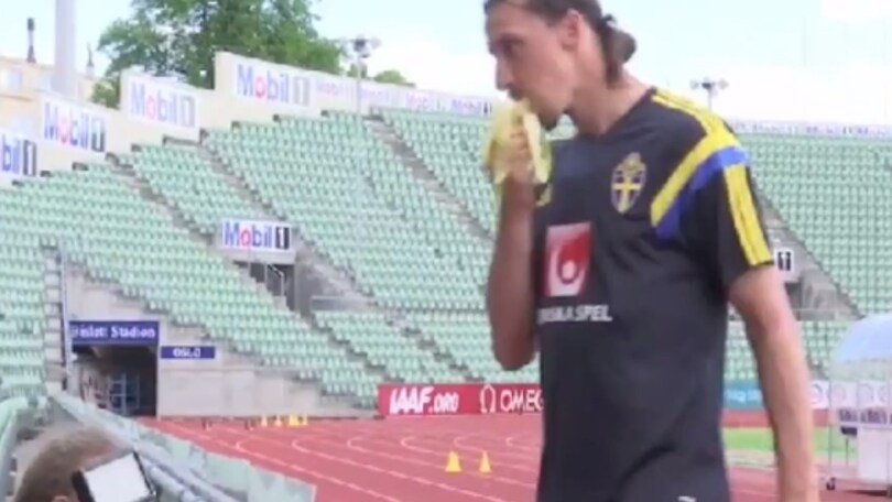 Ibrahimovic, ma cosa fai con quella banana?