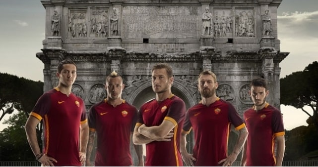 La Roma presenta la nuova maglia
C'è anche Nainggolan!