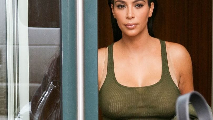 Kim Kardashian incinta non rinuncia alle trasparenze