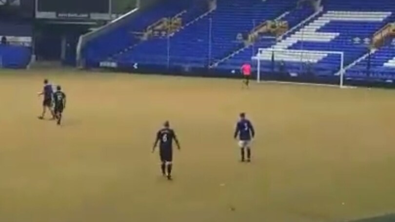 Everton, tifosi fanno l'autogol del secolo