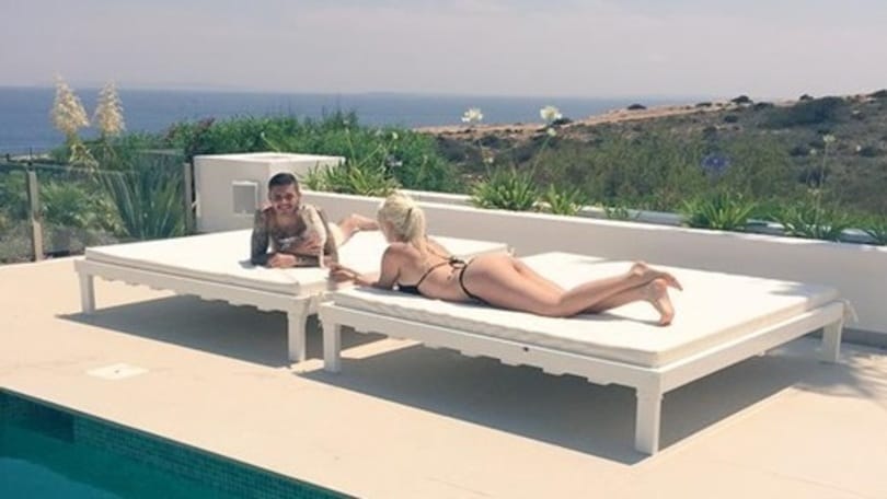 Icardi, che vacanza a Ibiza! In piscina con Wanda e i bambini