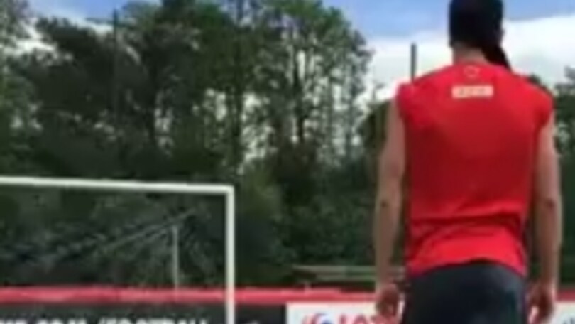 Lewandowski bendato colpisce in pieno la traversa