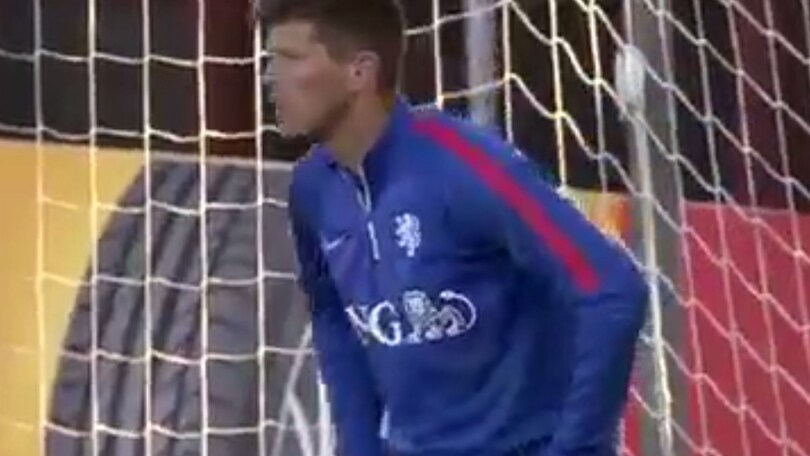 Huntelaar fa il portiere, Willems gli segna così