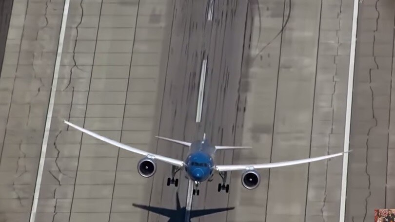 Decollo quasi verticale: che spettacolo il Boeing 787-9!