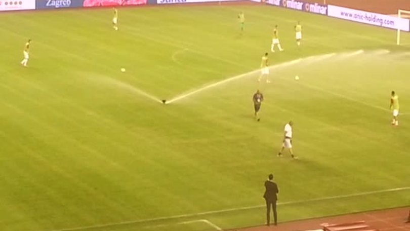 Croazia, un inserviente prova a coprire la svastica in campo