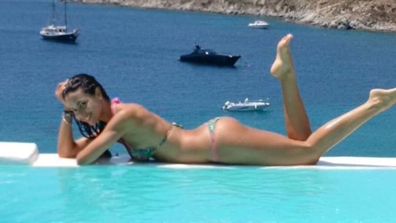 Sexy relax per la Barriales: che incanto a bordo piscina