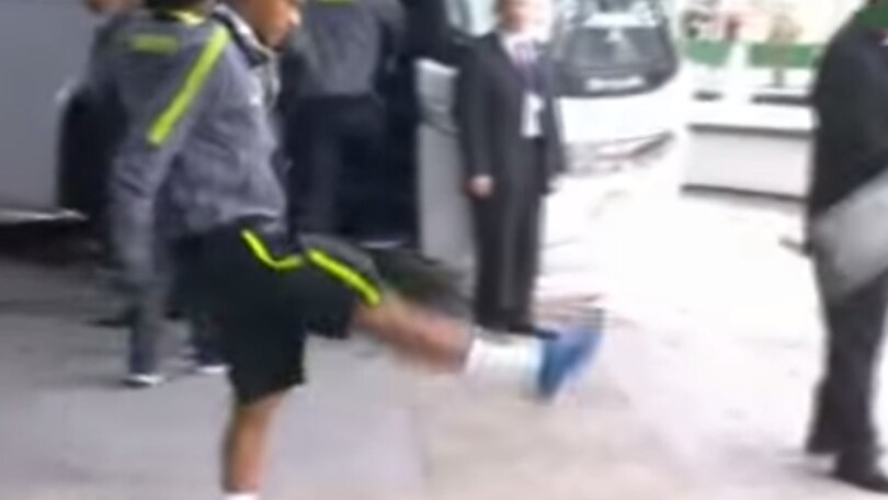 Neymar cuore d'oro, colpisce un bambino e poi...