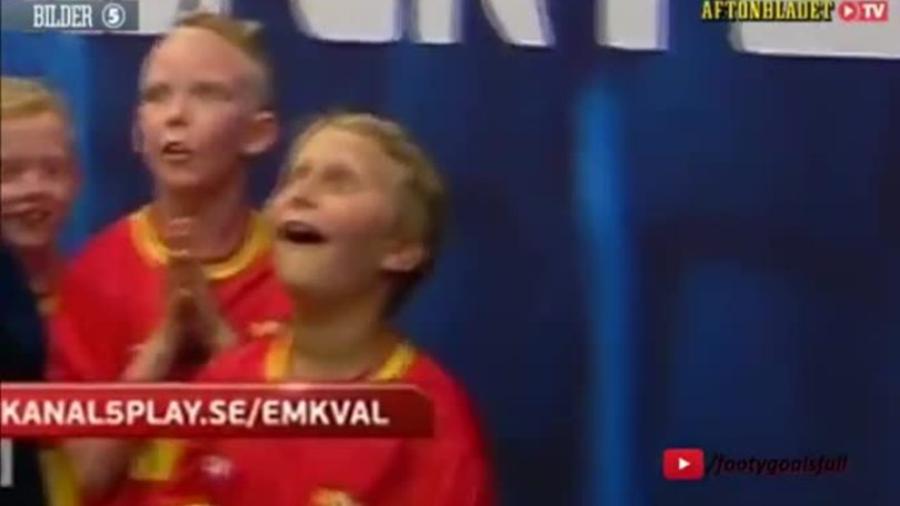 Lo sguardo estasiato dei piccoli fan di Ibrahimovic