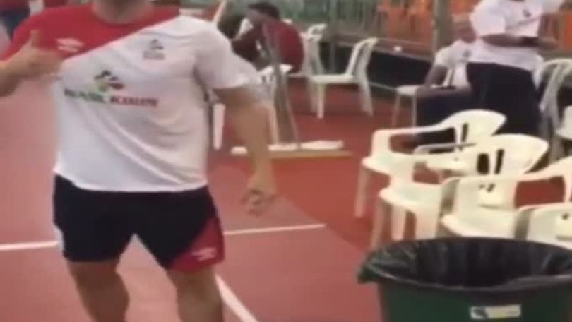 Falcao fenomeno anche con i tappi di bottiglia