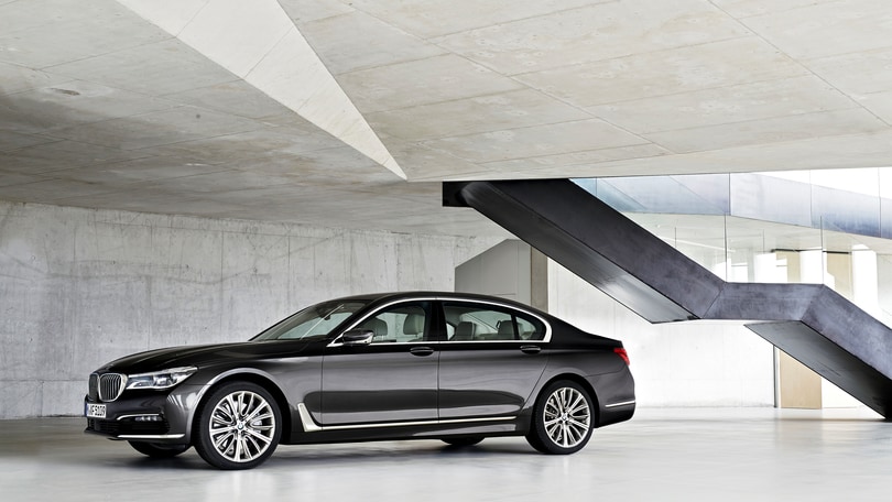 BMW Serie 7: meno chili e meno consumi