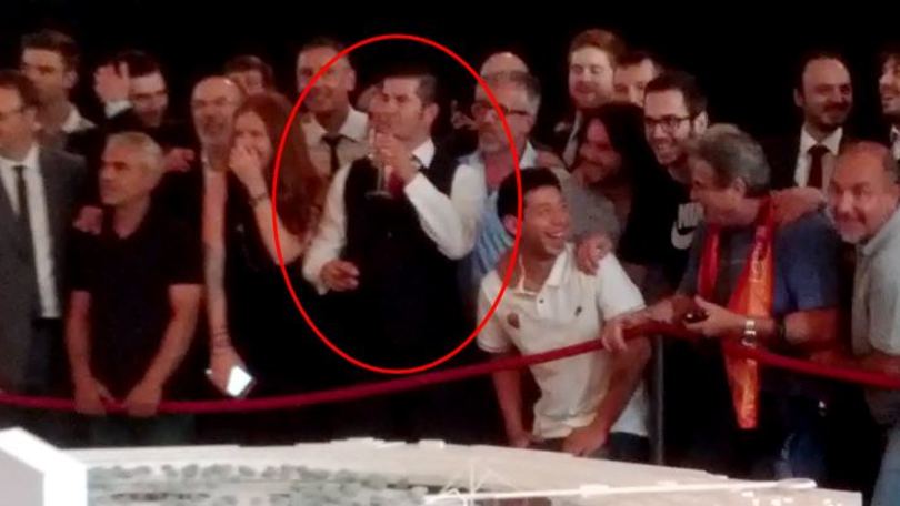 Mark Pannes, foto con i tifosi con sigaro e champagne