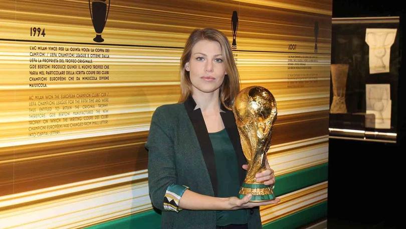 Barbara Berlusconi con la Coppa del mondo a Casa Milan