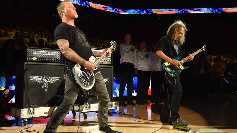 I Metallica suonano l'inno americano prima della finale Nba