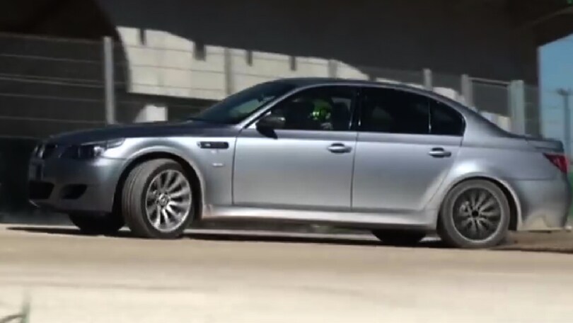 Rossi fa i “traversi” a Misano con la BMW M5: video