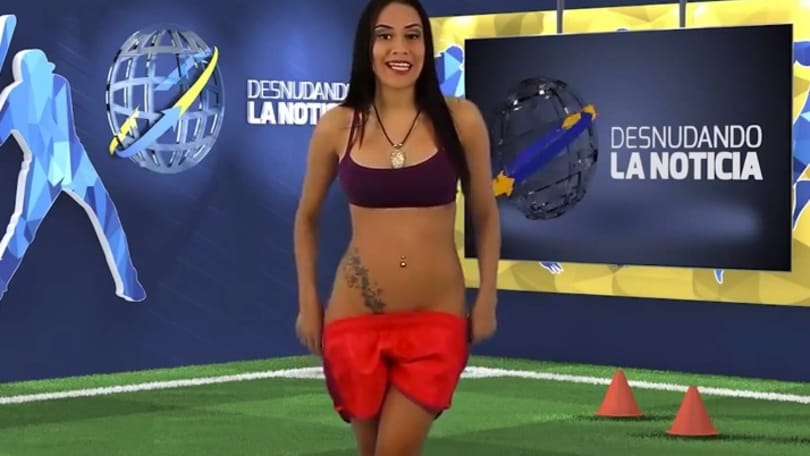 Coppa America bollente: la conduttrice si spoglia in diretta