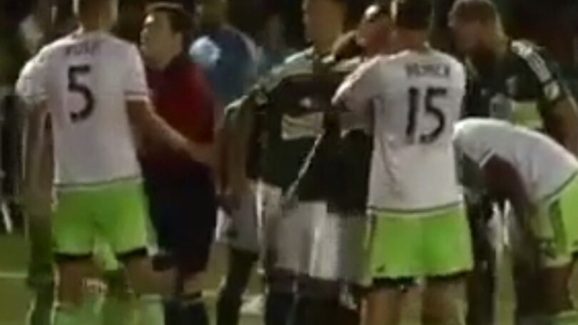 Dempsey perde la testa e butta il taccuino dell'arbitro