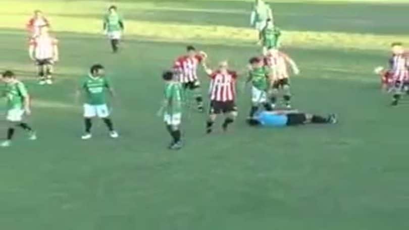 Il fratello di Roncaglia colpisce l'arbitro con un pugno