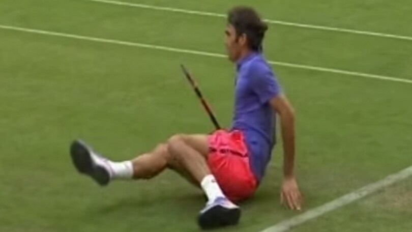 Federer cade ma riesce a colpire la pallina