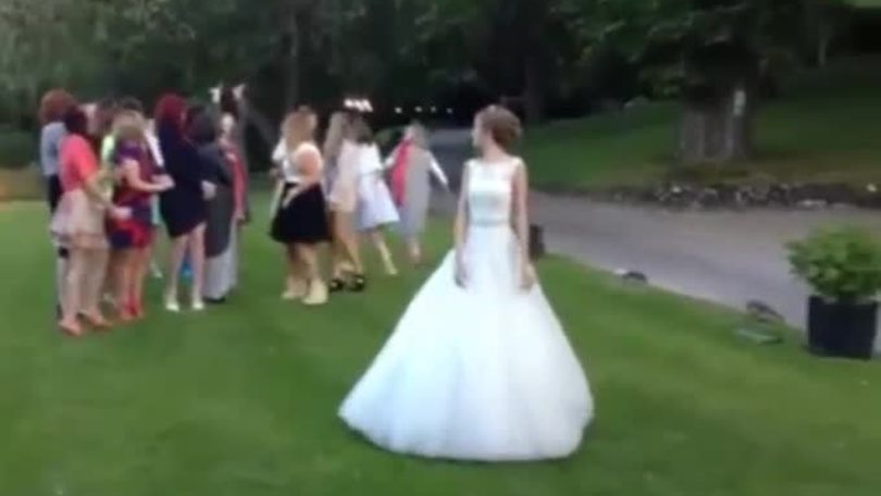 Lo sposo imita Pepe e spazza via il bouquet