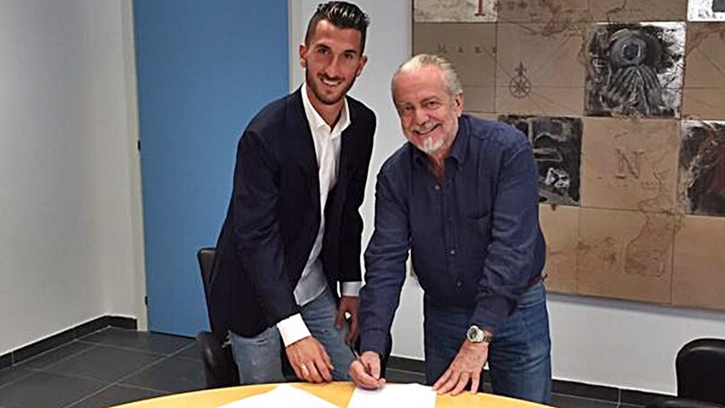 Valdifiori al Napoli, la firma con De Laurentiis