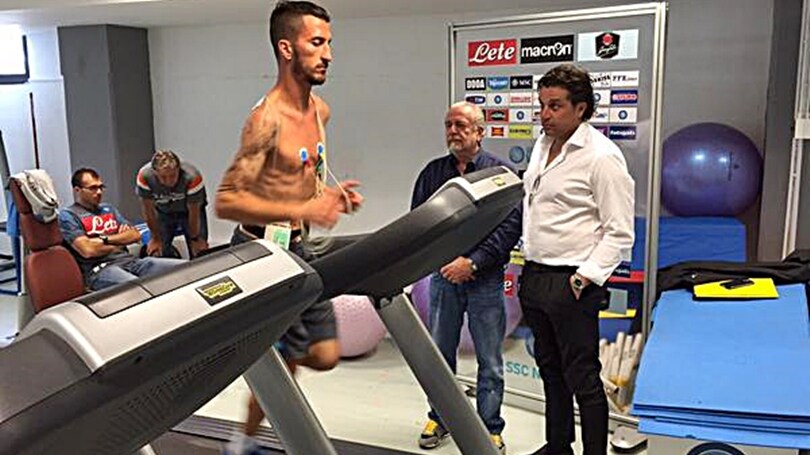 Image: http://cdn.corrieredellosport.it/images/2015/06/20/145635308-3f0bede2-e2ed-4068-8618-27c0822a6cb4.jpg Valdifiori al Napoli la firma con De Laurentiis