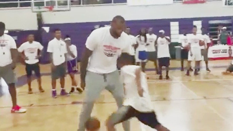 Stella Nba beffata da un bambino: tunnel e canestro