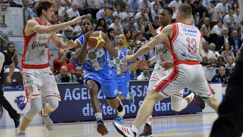 Reggio non molla mai, ma Dyson porta Sassari sul 2-2