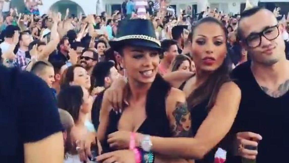 Nainggolan balla a Ibiza con la moglie Claudia e Carolina Marconi
