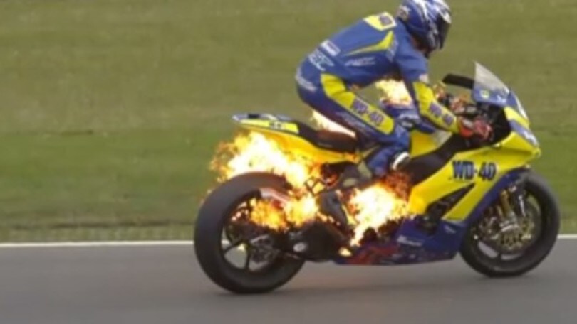 La moto si incendia: che paura in pista!