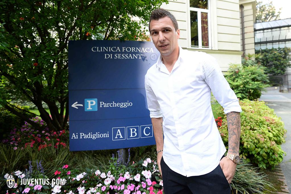 Juve, visite per Mandzukic: «Lotterò per questa maglia»