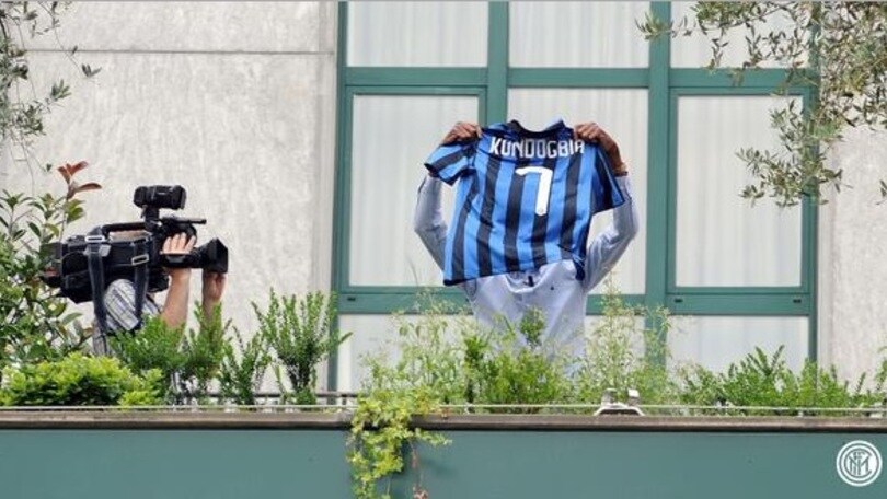 Inter, Kondogbia sventola la maglia numero 7