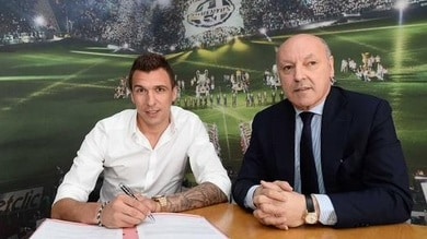 Juve: Mandzukic, firma e stretta di mano