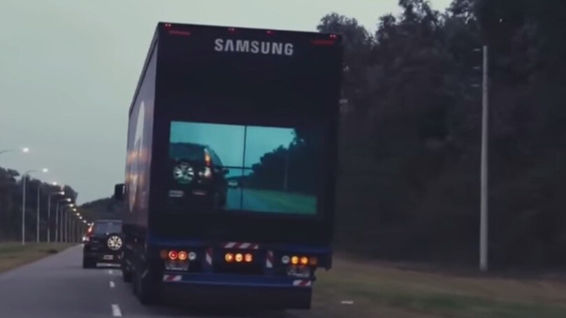 Il camion della Samsung con lo schermo gigante che evita gli incidenti